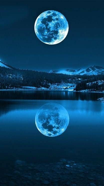 Tận hưởng cảm giác đầy thần tiên với bức ảnh nền Blue Moon độc đáo. Trong không gian mênh mông của chúng ta, vầng trăng xanh được in hẳn lên màn hình của bạn trong sự pha trộn đầy ảo diệu. Click vào ảnh để thưởng thức vẻ đẹp này.