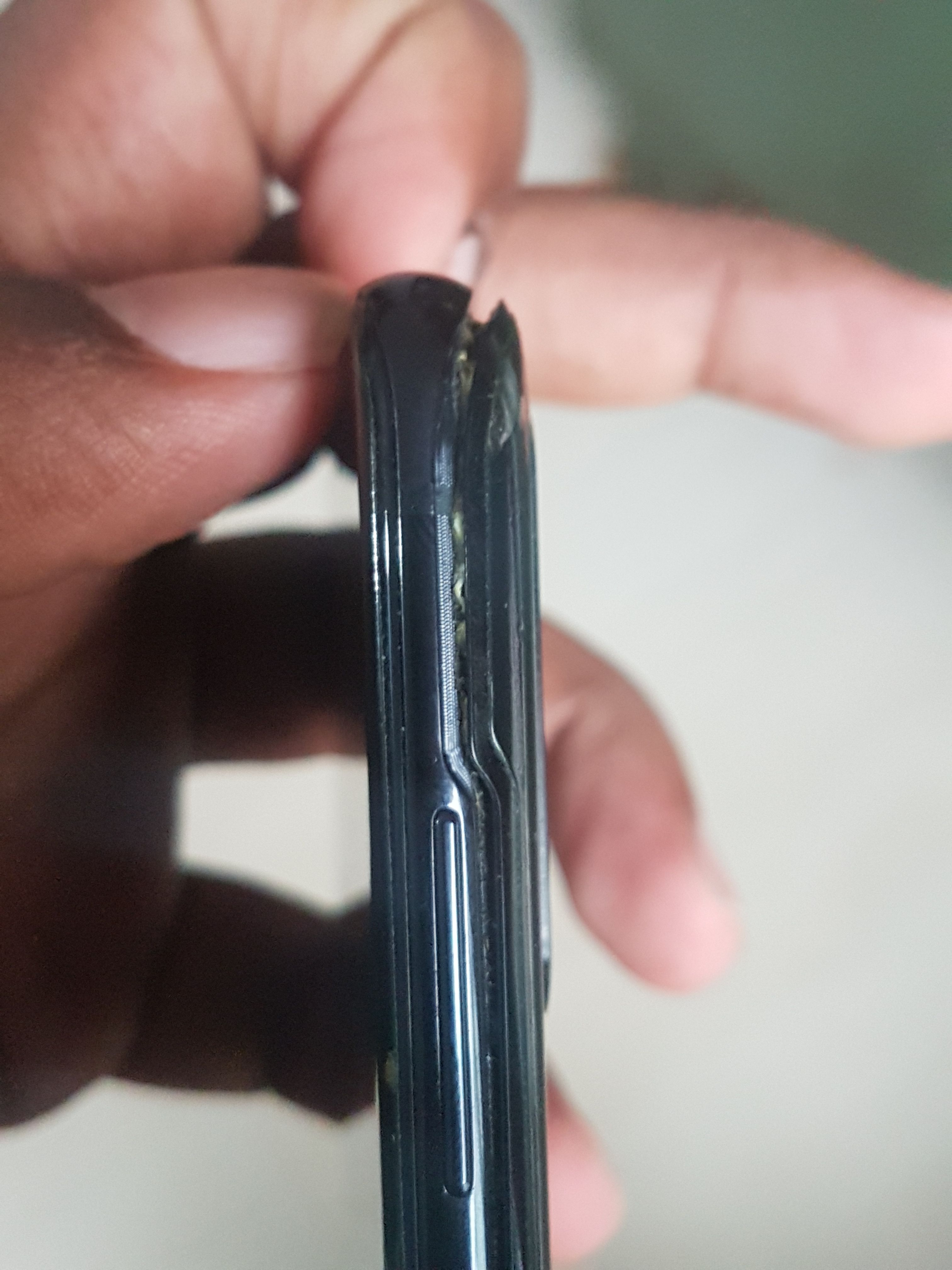 Quality issue of s20 plus,back case comes off Samsung Members
