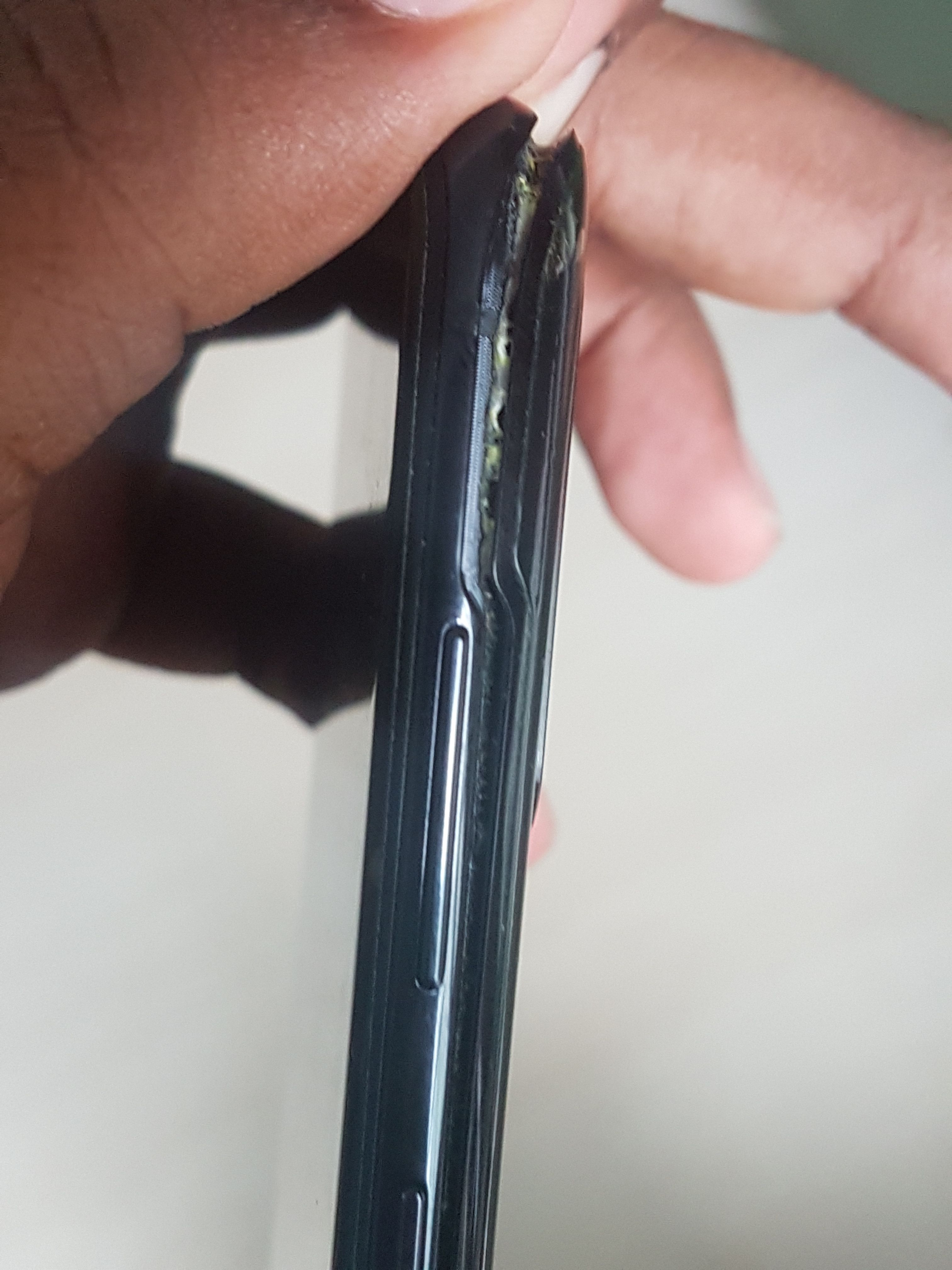 Quality issue of s20 plus,back case comes off Samsung Members